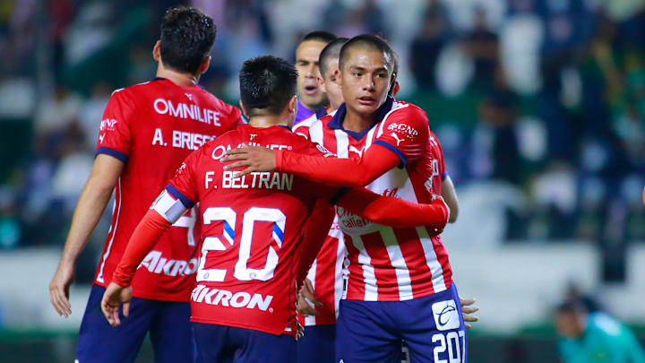 De la mano del 'Pollo' Briseño y Yael Padilla, Chivas superó 1-2 a León en el Bajío.