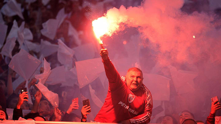 Los hinchas de River y su colorido.