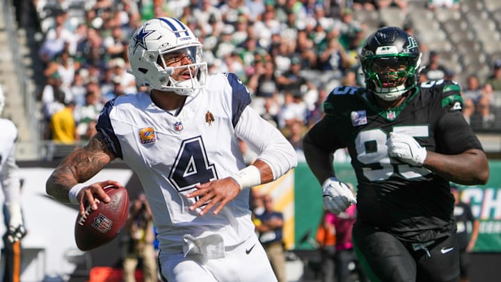 Dallas Cowboys quarterback Dak Prescott looks to pass downfield as New York Jets defensive tackle Quinnen Williams defends during the first half at MetLife Stadium. 