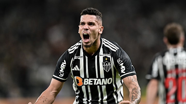 Paulinho foi o autor dos dois gols do Galo na vitória por 2 a 0 no jogo de ida Paulinho foi o autor dos dois gols do Galo na vitória por 2 a 0 no jogo de ida