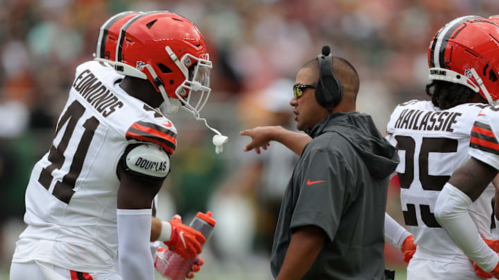Cleveland Browns safeties coach Ephraim Banda, right, speaks with Cleveland Browns safety Chris Edmonds (41) during the first half of an NFL preseason football game at Cleveland Browns Stadium, Saturday, Aug. 10, 2024, in Cleveland, Ohio. Cleveland Browns safeties coach Ephraim Banda, right, speaks with Cleveland Browns safety Chris Edmonds (41) during the first half of an NFL preseason football game at Cleveland Browns Stadium, Saturday, Aug. 10, 2024, in Cleveland, Ohio.