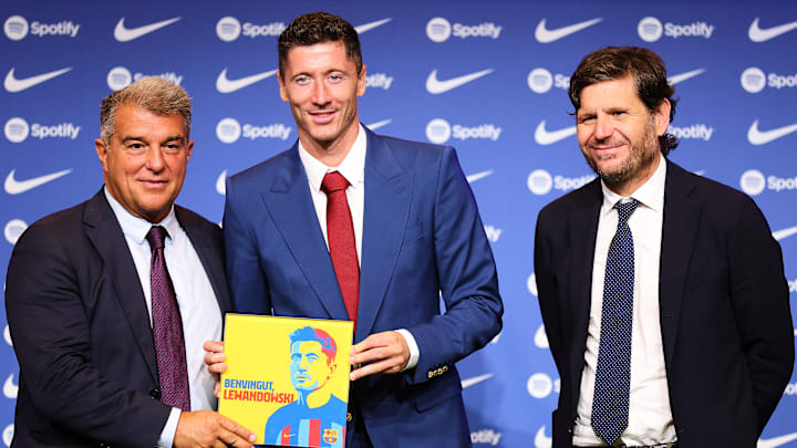 Mateu Alemany junto a Joan Laporta, dándole la bienvenida a Robert Lewandowski al FC Barcelona
