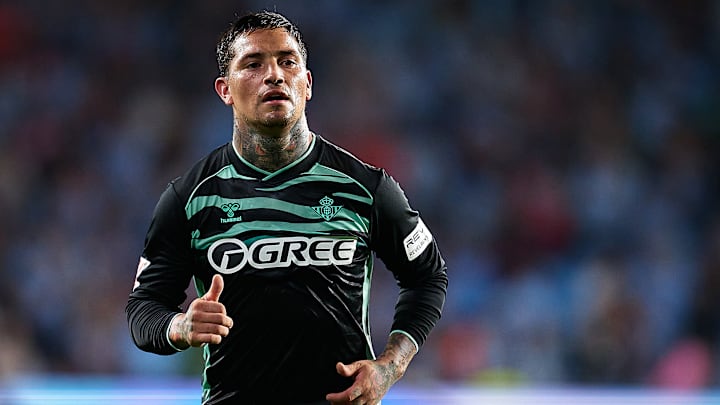 El delantero argentino Ezequiel 'Chimy' Avila con el Real Betis