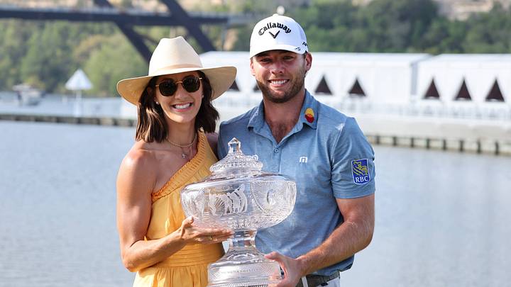 AUSTIN, TX - MARCH 26: Sam Burns and wife Caroline Campbell hold the Walter Haggen Cup after defeating Cameron Young on the 13th hole of the finals of the PGA, Golf Herren - World Golf Championships - Dell Technologies Match Play on March 26, 2023, at Austin County Club in Austin, TX. AUSTIN, TX - MARCH 26: Sam Burns and wife Caroline Campbell hold the Walter Haggen Cup after defeating Cameron Young on the 13th hole of the finals of the PGA, Golf Herren - World Golf Championships - Dell Technologies Match Play on March 26, 2023, at Austin County Club in Austin, TX.