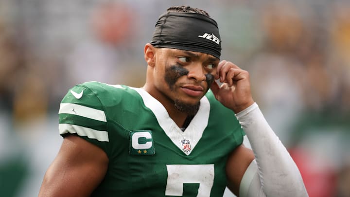 NY Jets quarterback Justin Fields
