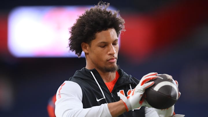 Syracuse Orange tight end Oronde Gadsden II warms up prior to the game against the Miami Hurricanes.