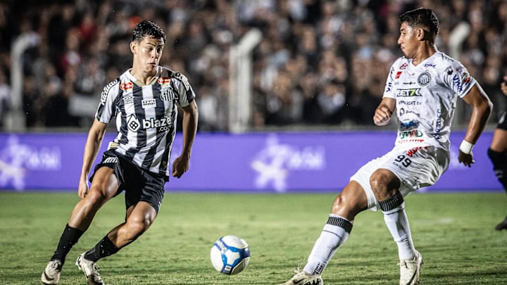 JP Chermont, de 18 anos, disputa a primeira temporada como profissional e é titular na lateral-direita do Santos JP Chermont, de 18 anos, disputa a primeira temporada como profissional e é titular na lateral-direita do Santos