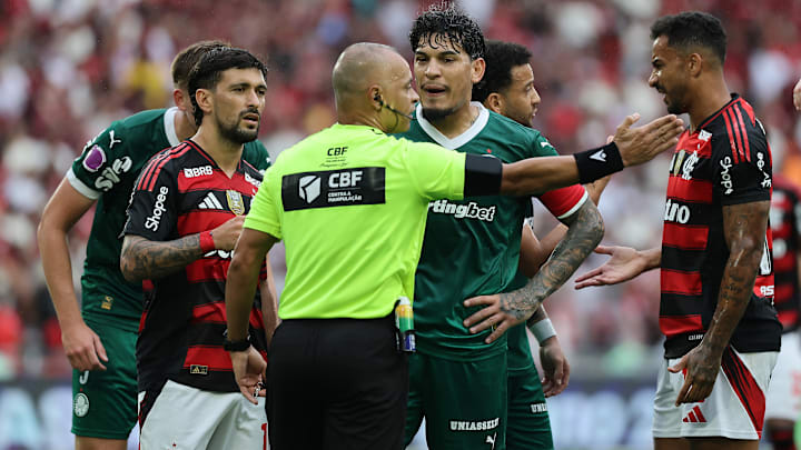 CBF divulga áudio do VAR em lance polêmico do duelo entre Flamengo x Palmeiras