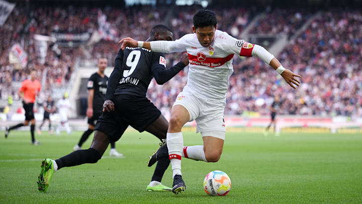 Wataru Endo (r.) setzt sich gegen Randal Kolo Muani durch