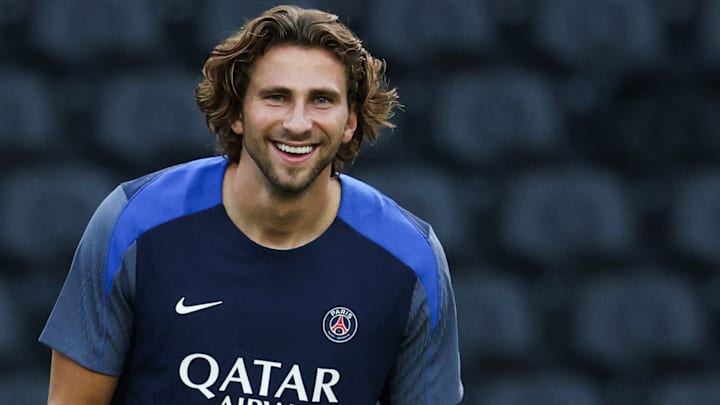 Illia Zabarnyi devrait débuter avec le PSG. Illia Zabarnyi devrait débuter avec le PSG.