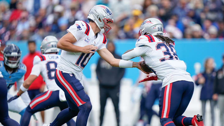 New England Patriots quarterback Drake Maye (10) hands off to running back Rhamondre Stevenson (38) during the first quarter at Nissan Stadium in Nashville, Tenn., Sunday, Oct. 19, 2025.