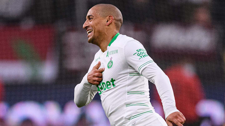 Khazri incrit un but de plus de 50m !