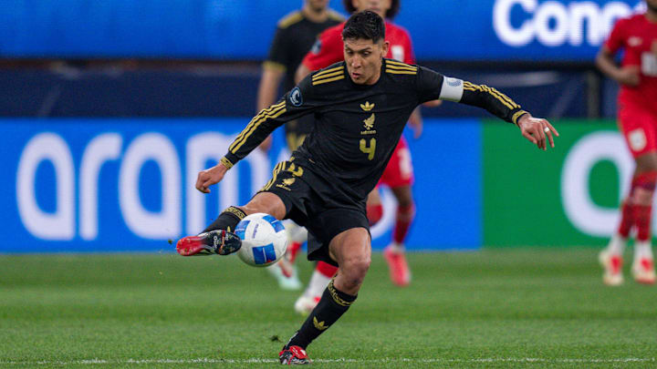 Edson Alvarez beim Torschuss