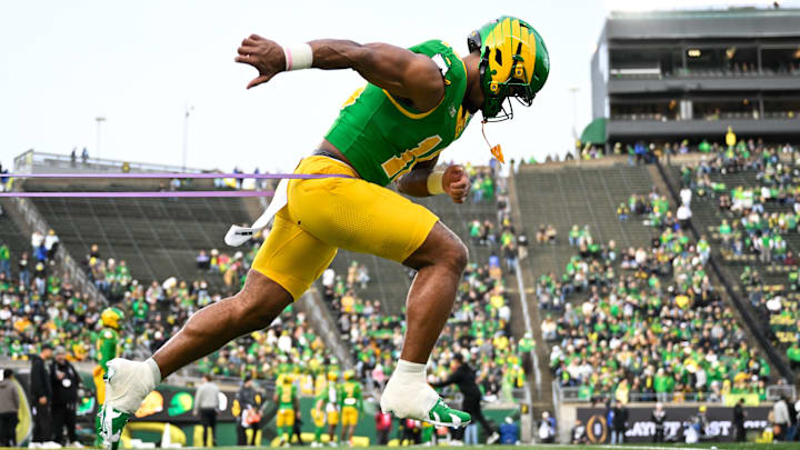 Dec 20, 2025; Eugene, OR, USA; Oregon Ducks tight end Kenyon Sadiq (18) warms up before the game against the James Madison Dukes at Autzen Stadium. Mandatory Credit: Troy Wayrynen-Imagn Images Dec 20, 2025; Eugene, OR, USA; Oregon Ducks tight end Kenyon Sadiq (18) warms up before the game against the James Madison Dukes at Autzen Stadium. Mandatory Credit: Troy Wayrynen-Imagn Images