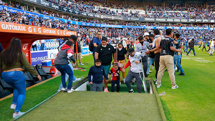 Los aficionados de Atlas y Querétaro escapan de los disturbios Los aficionados de Atlas y Querétaro escapan de los disturbios