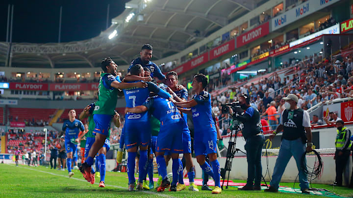 Jugadores de Rayados de Monterrey celebran un gol.