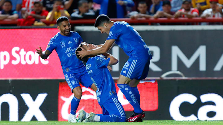 Jugadores de Tigres UANL celebran un gol.