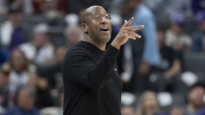 December 22, 2024; Sacramento, California, USA; Sacramento Kings head coach Mike Brown instructs against the Indiana Pacers during the fourth quarter at Golden 1 Center. Mandatory Credit: Kyle Terada-Imagn Images December 22, 2024; Sacramento, California, USA; Sacramento Kings head coach Mike Brown instructs against the Indiana Pacers during the fourth quarter at Golden 1 Center. Mandatory Credit: Kyle Terada-Imagn Images