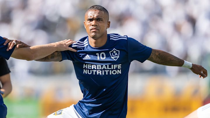 Ex-Grêmio e com passagem pela Seleção, Douglas Costa tem prisão decretada por não pagamento de pensão.