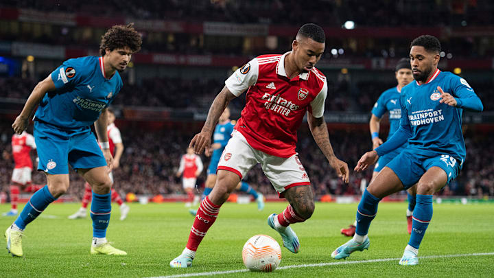 Gunners dependem apenas de si para assegurar a vaga no mata-mata com uma rodada de antecedência 