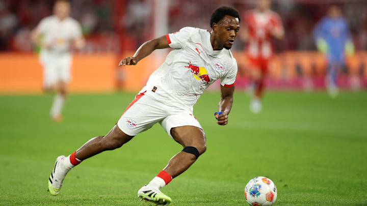 Lois Openda soll bei den Bayern hoch im Kurs stehen. Aber auch dieser Wechsel könnte den Bayern durch die Lappen gehen. 