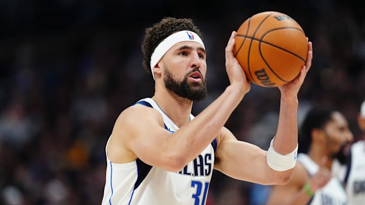 Nov 10, 2024; Denver, Colorado, USA; Dallas Mavericks guard Klay Thompson (31) shoots a technical foul in the second half against the Denver Nuggets at Ball Arena. Mandatory Credit: Ron Chenoy-Imagn Images