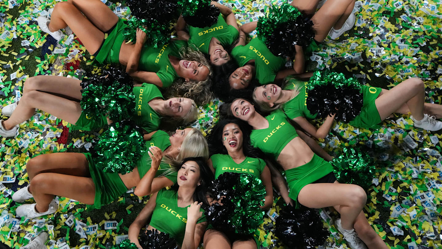 Oregon Ducks Fans Color To Wear For Playoff Game In Autzen Stadium