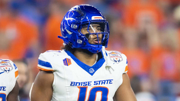 Dec 31, 2024; Glendale, AZ, USA; Boise State Broncos linebacker Andrew Simpson (10) against the Penn State Nittany Lions during the Fiesta Bowl at State Farm Stadium. Mandatory Credit: Mark J. Rebilas-Imagn Images Dec 31, 2024; Glendale, AZ, USA; Boise State Broncos linebacker Andrew Simpson (10) against the Penn State Nittany Lions during the Fiesta Bowl at State Farm Stadium. Mandatory Credit: Mark J. Rebilas-Imagn Images