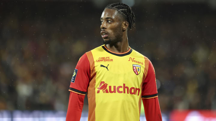 Elye Wahi répond aux critiques des fans.