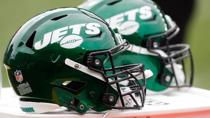 Oct 2, 2022; Pittsburgh, Pennsylvania, USA; New York Jets helmets on the sidelines against the Pittsburgh Steelers during the second quarter at Acrisure Stadium. Mandatory Credit: Charles LeClaire-Imagn Images Oct 2, 2022; Pittsburgh, Pennsylvania, USA; New York Jets helmets on the sidelines against the Pittsburgh Steelers during the second quarter at Acrisure Stadium. Mandatory Credit: Charles LeClaire-Imagn Images