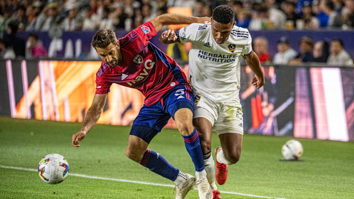 El argentino Facundo Quignon del FC Dallas y el malgache Rayan Raveloson del Galaxy durante la temporada 2022.