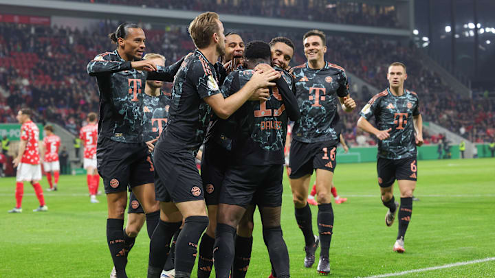 Bayern Munich players celebrating during their win against Mainz in the DFB Pokal on October 30.
