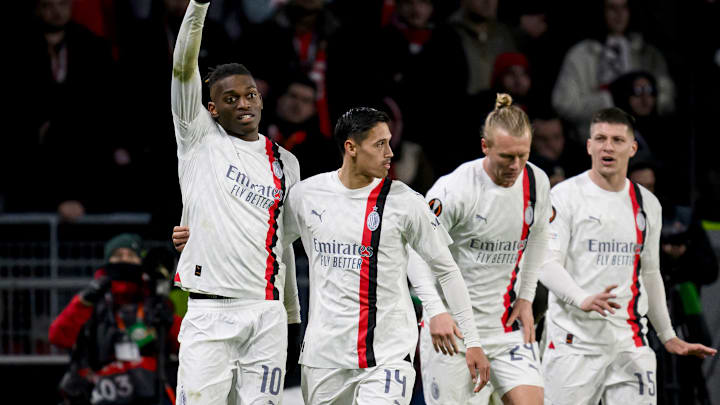 L'esultanza di gruppo del Milan.