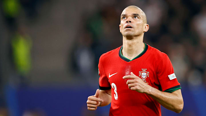 Pepe, jeune retraité et ancienne gloire du Real Madrid. Pepe, jeune retraité et ancienne gloire du Real Madrid.