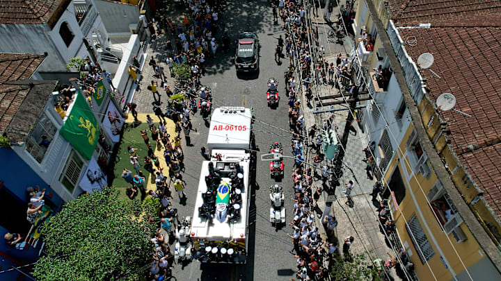 Cortejo com o corpo de Pelé passou pelas ruas de Santos Cortejo com o corpo de Pelé passou pelas ruas de Santos