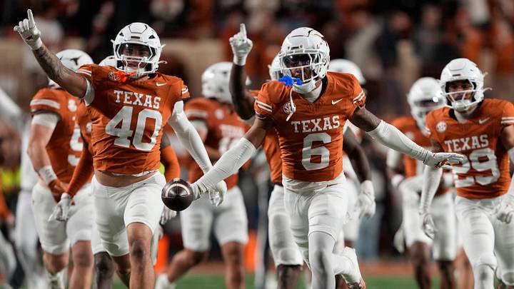 Texas Longhorns defensive back Kobe Black and teammates. Credit: Scott Wachter-Imagn Images Texas Longhorns defensive back Kobe Black and teammates. Credit: Scott Wachter-Imagn Images