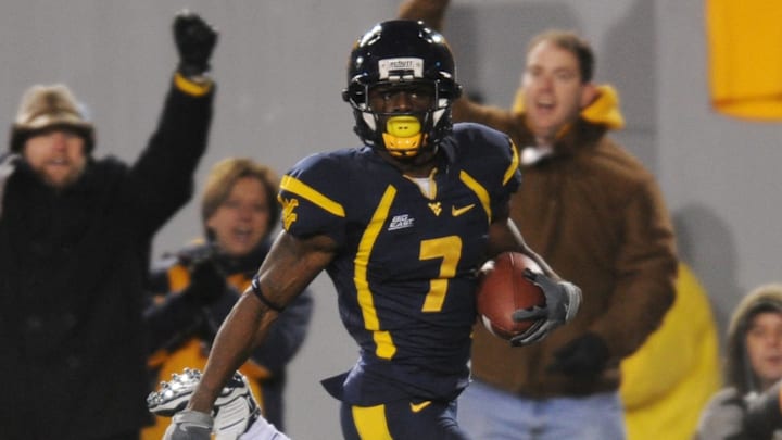 November 27, 2009; Morgantown, WV, USA; West Virginia Mountaineers running back Noel Devine (7) carries the ball for a touchdown in the third quarter against the Pittsburgh Panthers at Milan Puskar Stadium. West Virginia defeated Pittsburgh 19-16.  Mandatory Credit: James Lang-Imagn Images