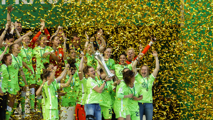 Ein häufiges Bild: Die VfL-Frauen im Konfettiregen Ein häufiges Bild: Die VfL-Frauen im Konfettiregen