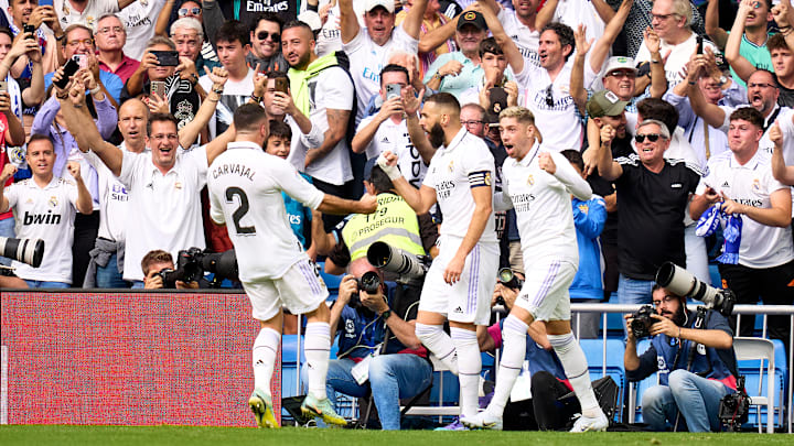 Karim Benzema festeggiato dopo il gol