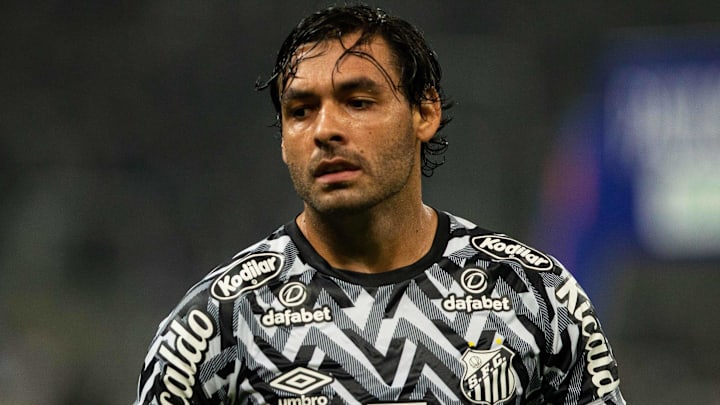 Ricardo Goulart busca o primeiro gol com a camisa do Peixe