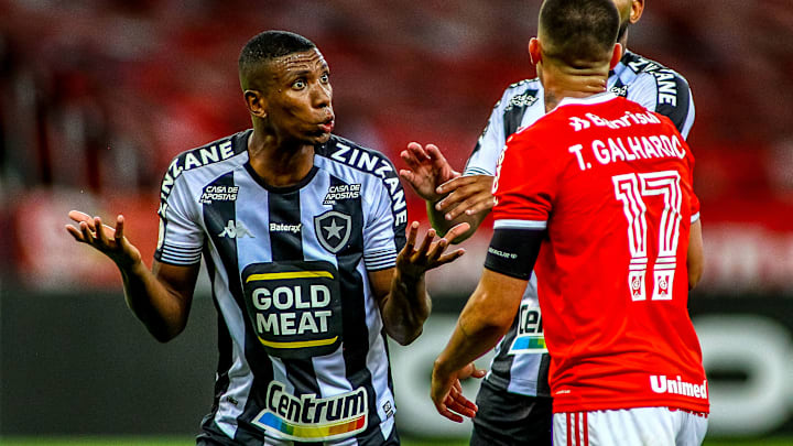 Kanu foi revelado no Botafogo e agora vai atuar no Esquadrão