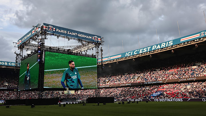 Le Parc des Princes est bien rempli pour la diffusion de la finale de la Ligue des Champions.