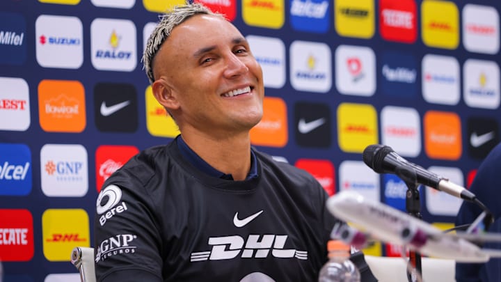 El tico Keylor Navas sonriente en su presentación con los Pumas