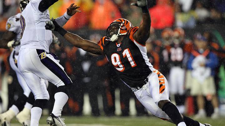 Nov 30, 2006; Cincinnati, OH, USA; Baltimore Ravens quarterback (9) Steve McNair get pressure in the pocket by Cincinnati Bengals defensive end (91) Robert Geathers at Paul Brown Stadium. The Bengals beat the Ravens 13-7. Mandatory Credit: Matthew Emmons-Imagn Images © copyright Matthew Emmons