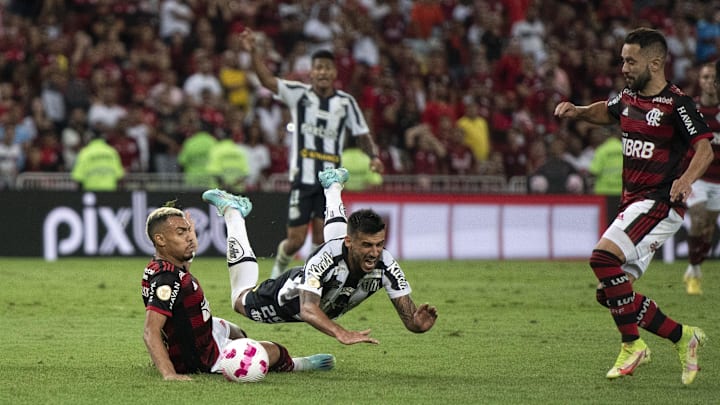 Árbitro de VAR não viu “impacto” em lance entre Matheuzinho e Camacho.