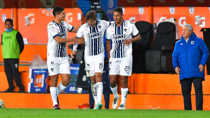 Jugadores de Rayados de Monterrey celebran un gol.