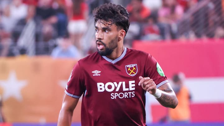 Lucas Paquetá was accused of deliberately picking up cards.