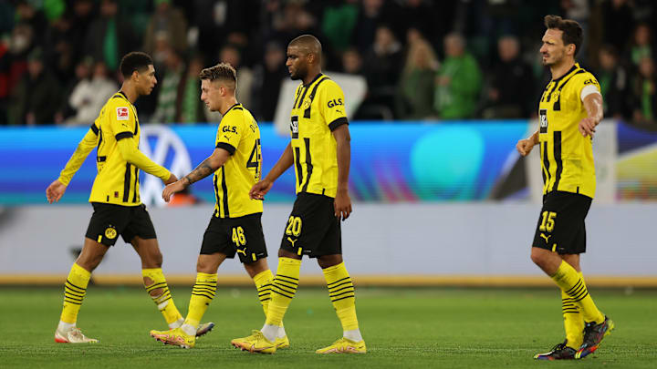 Enttäuschte Dortmunder schleichen vom Platz