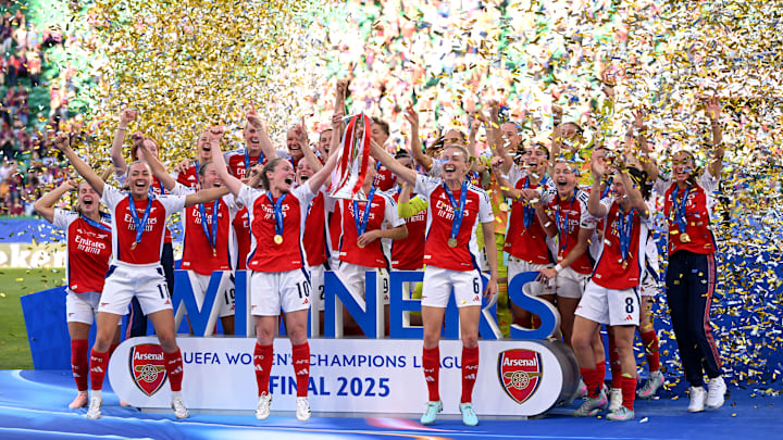 Arsenal é bicampeão europeu; a camisa 10 Kim Little ergueu a taça