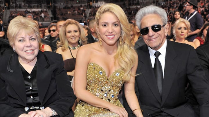 Shakira junto a sus padres en un evento, organizado hace varios años